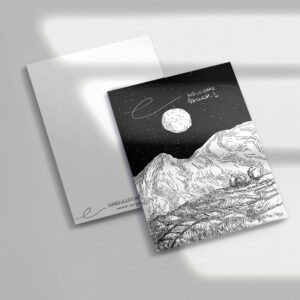 eine schwarz weiss Karte mit einer Landschaft und dem Spruch welcome back