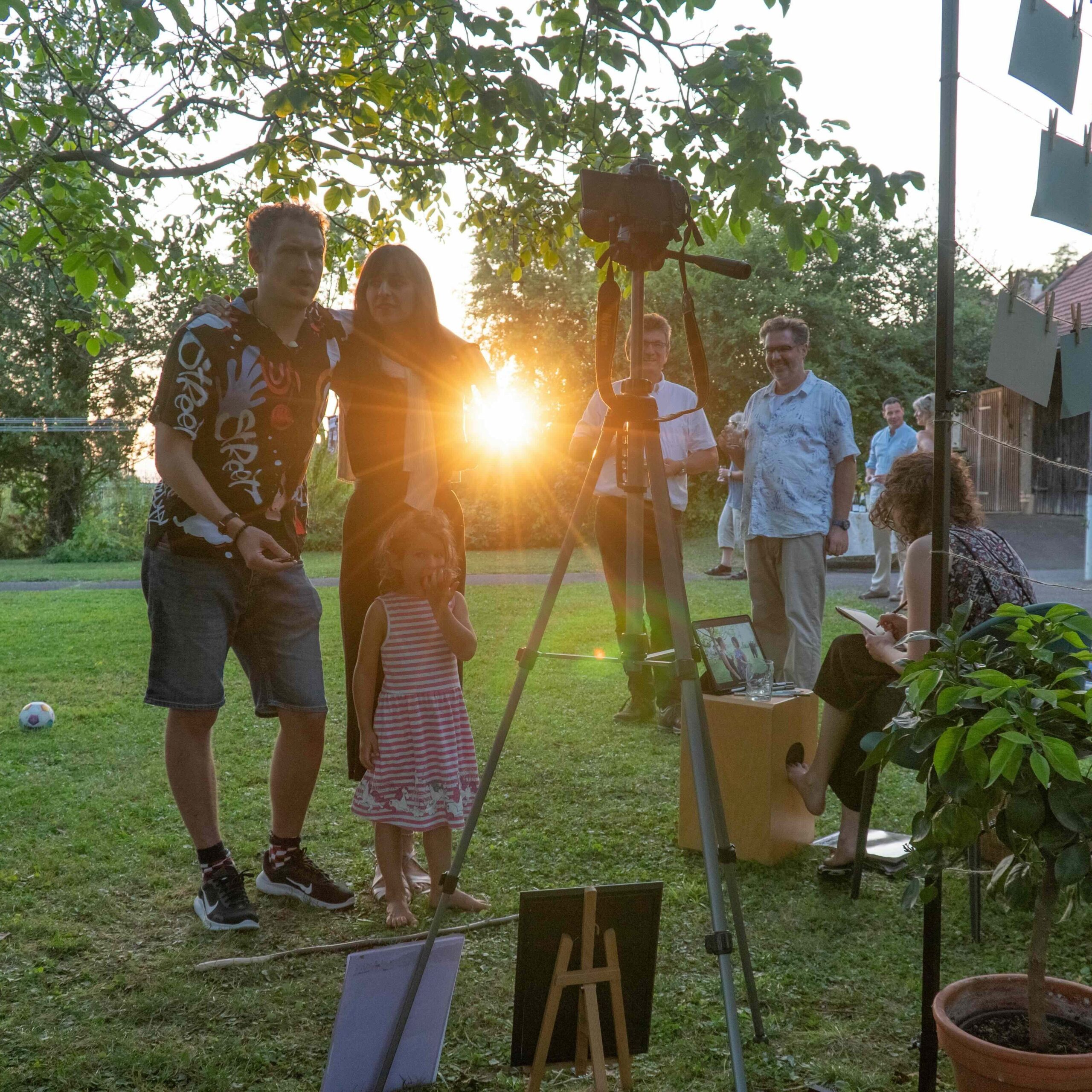 Familie macht Foto vor Sonnenuntergang an einem Schnellzeichnungs Event in Basel